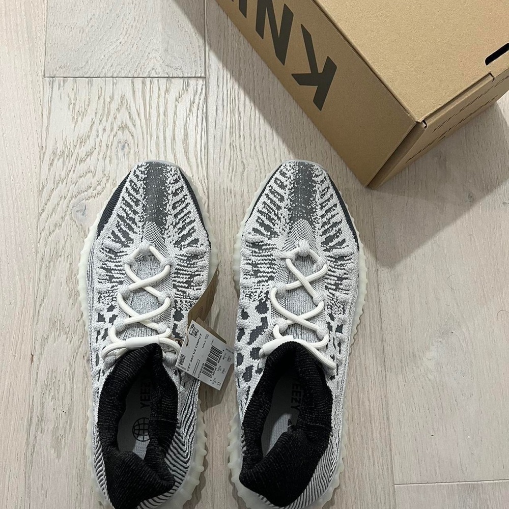 Yeezy 350 v2 cmpct